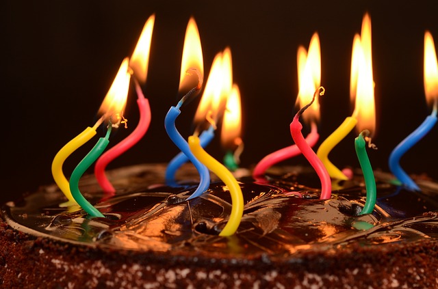 Bolo de aniversário com velas coloridas