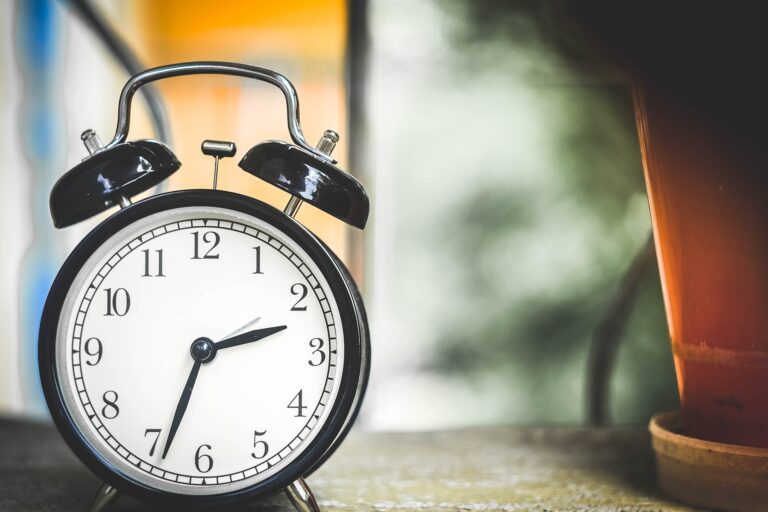 relógio despertador que indica a importância do tempo para o cronograma do projeto de pesquisa