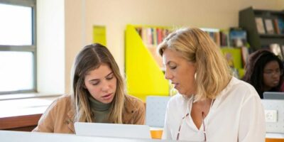 Professora e aluna em mentoria acadêmica